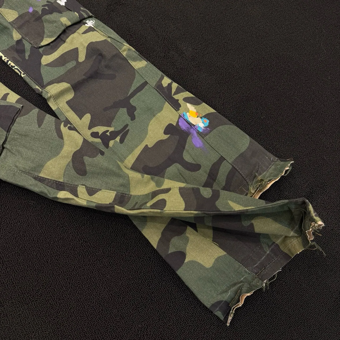 P240 model number: D378 GALLERY DEPT. ss25 limited camouflage splicing printed bootcut jeans Size: 28, 30, 32, 34, 36 (S-XXL) Color: Camouflage Size reference: Pants length 100 102 104 106 106 Waist 72 76 80 84 88 Recommended weight S (about 110 pounds) M (about 120 pounds) L (about 140 pounds) XL (about 165 pounds) XXL (about 185 pounds)